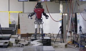 原创
波士顿动力双足机器人完成超难度行走测试，走的比人类还好！